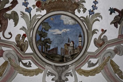  Kunstvolle Stuckdecke mit Deckenreliefs