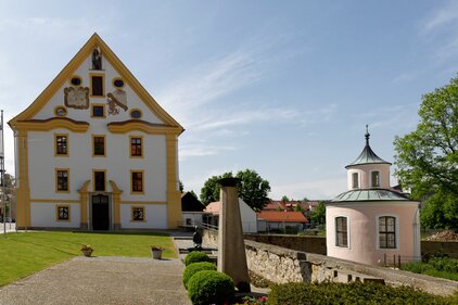  Amtsgebäude I – Giebel mit Sonnenuhr und Pavillon 