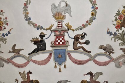  Kunstvolle Stuckdecke mit Deckenreliefs