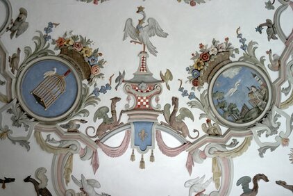  Kunstvolle Stuckdecke mit Deckenreliefs