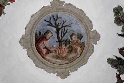  Kunstvolle Stuckdecke mit Deckenreliefs